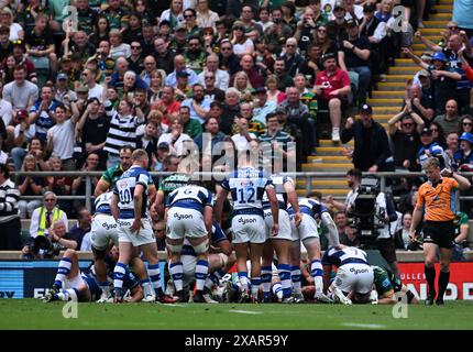 Twickenham Stadium, Londres, Royaume-Uni. 8 juin 2024. Gallagher Premiership Rugby final, Northampton Saints versus Bath ; Bath marque un essai à la 30e minute pour 15-10 à Northampton Saints crédit : action plus Sports/Alamy Live News Banque D'Images