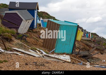 Milford on Sea, Hampshire, Royaume-Uni. 8 juin 2024. Certaines cabanes de plage à Hordle Cliffs, Milford-on-Sea ont été gravement endommagées en raison de l'érosion de la plage et des mouvements du sol suite aux tempêtes. Le conseil du district de New Forest a pris des dispositions pour que les travaux commencent à les enlever lundi si les conditions le permettent, le travail rendu plus difficile par l'accès limité à la plage et le travail de marée. Crédit : Carolyn Jenkins/Alamy Live News Banque D'Images