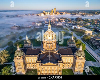 Des Moines, Iowa, USA avec le Capitole un matin brumeux. Banque D'Images