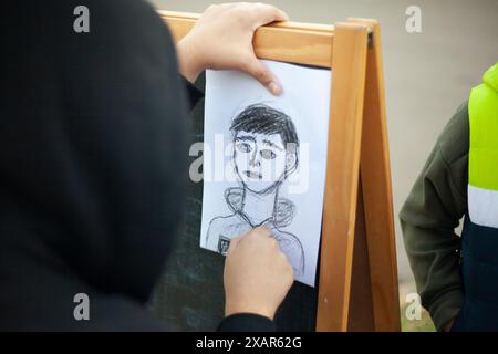 L'artiste dessine. La personne apprend à dessiner. Détails du dessin sur le chevalet. Dessin au crayon. Banque D'Images