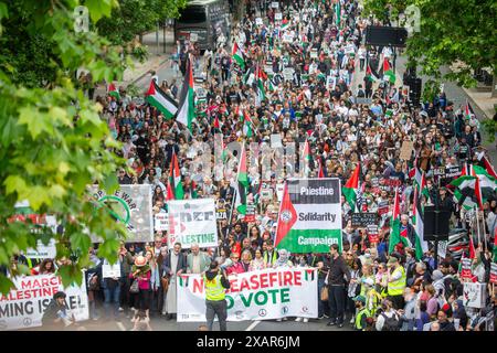 Londres, Angleterre, Royaume-Uni. 8 juin 2024. Des manifestants pro-palestiniens défilent dans le centre de Londres contre l'opération militaire israélienne visant le Hamas à Gaza. (Crédit image : © Tayfun Salci/ZUMA Press Wire) USAGE ÉDITORIAL SEULEMENT! Non destiné à UN USAGE commercial ! Banque D'Images