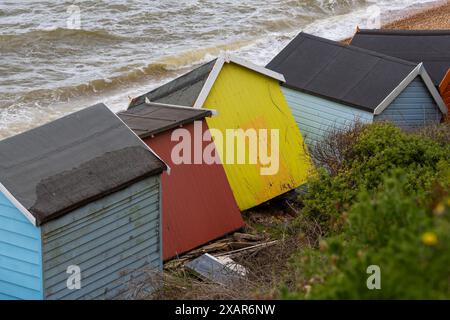 Milford on Sea, Hampshire, Royaume-Uni. 8 juin 2024. Certaines cabanes de plage à Hordle Cliffs, Milford-on-Sea ont été gravement endommagées en raison de l'érosion de la plage et des mouvements du sol suite aux tempêtes. Le conseil du district de New Forest a pris des dispositions pour que les travaux commencent à les enlever lundi si les conditions le permettent, le travail rendu plus difficile par l'accès limité à la plage et le travail de marée. Crédit : Carolyn Jenkins/Alamy Live News Banque D'Images