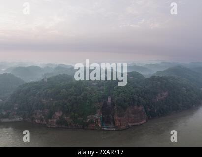 (240608) -- LESHAN, 8 juin 2024 (Xinhua) -- cette photo de drone aérien montre le Bouddha géant de Leshan à l'aube dans la province du Sichuan, dans le sud-ouest de la Chine, le 4 juin 2024. Sculpté sur une colline au VIIIe siècle, le Bouddha géant de Leshan est une zone de beauté naturelle dans laquelle l'élément humain a été intégré avec compétence et subtilité. Face au confluent des rivières Minjiang, Dadu et Qingyi, le Bouddha géant de Leshan, haut de 71 mètres, est l'un des trésors culturels les plus importants de Chine. Le Bouddha géant de Leshan a été inscrit sur la liste du patrimoine culturel mondial de l'UNESCO en 1996. (Xinhua/Jiang Banque D'Images