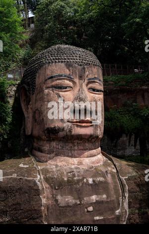 (240608) -- LESHAN, 8 juin 2024 (Xinhua) -- cette photo montre une partie du Bouddha géant de Leshan dans la province du Sichuan, au sud-ouest de la Chine, le 4 juin 2024. Sculpté sur une colline au VIIIe siècle, le Bouddha géant de Leshan est une zone de beauté naturelle dans laquelle l'élément humain a été intégré avec compétence et subtilité. Face au confluent des rivières Minjiang, Dadu et Qingyi, le Bouddha géant de Leshan, haut de 71 mètres, est l'un des trésors culturels les plus importants de Chine. Le Bouddha géant de Leshan a été inscrit sur la liste du patrimoine culturel mondial de l'UNESCO en 1996. (Xinhua/Jiang Hongjing) Banque D'Images