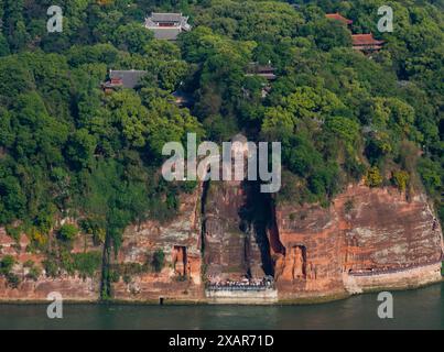 (240608) -- LESHAN, 8 juin 2024 (Xinhua) -- cette photo de drone aérien montre le Bouddha géant de Leshan dans la province du Sichuan, au sud-ouest de la Chine, le 18 avril 2024. Sculpté sur une colline au VIIIe siècle, le Bouddha géant de Leshan est une zone de beauté naturelle dans laquelle l'élément humain a été intégré avec compétence et subtilité. Face au confluent des rivières Minjiang, Dadu et Qingyi, le Bouddha géant de Leshan, haut de 71 mètres, est l'un des trésors culturels les plus importants de Chine. Le Bouddha géant de Leshan a été inscrit sur la liste du patrimoine culturel mondial de l'UNESCO en 1996. (Xinhua/Jiang Hongji Banque D'Images