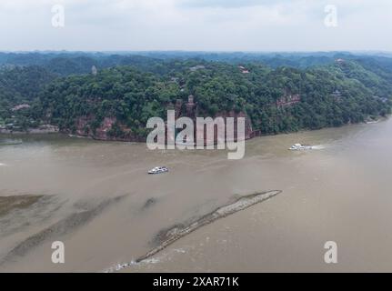 (240608) -- LESHAN, 8 juin 2024 (Xinhua) -- cette photo de drone aérien montre le Bouddha géant de Leshan dans la province du Sichuan, au sud-ouest de la Chine, le 4 juin 2024. Sculpté sur une colline au VIIIe siècle, le Bouddha géant de Leshan est une zone de beauté naturelle dans laquelle l'élément humain a été intégré avec compétence et subtilité. Face au confluent des rivières Minjiang, Dadu et Qingyi, le Bouddha géant de Leshan, haut de 71 mètres, est l'un des trésors culturels les plus importants de Chine. Le Bouddha géant de Leshan a été inscrit sur la liste du patrimoine culturel mondial de l'UNESCO en 1996. (Xinhua/Jiang Hongjing Banque D'Images