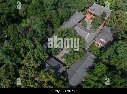 (240608) -- LESHAN, 8 juin 2024 (Xinhua) -- cette photo de drone aérien montre un complexe de temples dans la zone pittoresque du Bouddha géant de Leshan dans la province du Sichuan, au sud-ouest de la Chine, le 5 juin 2024. Sculpté sur une colline au VIIIe siècle, le Bouddha géant de Leshan est une zone de beauté naturelle dans laquelle l'élément humain a été intégré avec compétence et subtilité. Face au confluent des rivières Minjiang, Dadu et Qingyi, le Bouddha géant de Leshan, haut de 71 mètres, est l'un des trésors culturels les plus importants de Chine. Le Bouddha géant de Leshan a été inscrit sur la liste du patrimoine culturel mondial de l'UNESCO Banque D'Images