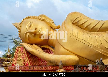 Bouddha couché géant près du temple Wat That Luang, Vientiane, Laos Banque D'Images