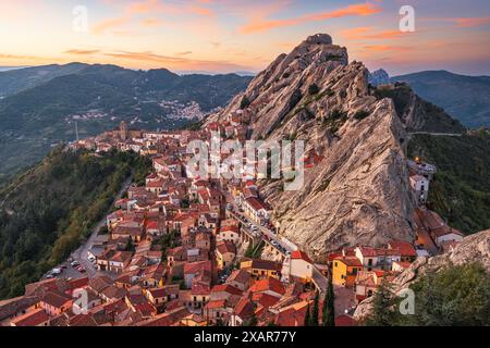 Pietrapertosa, Italie paysage urbain contre les montagnes dans la région de Basilicate au crépuscule. Banque D'Images