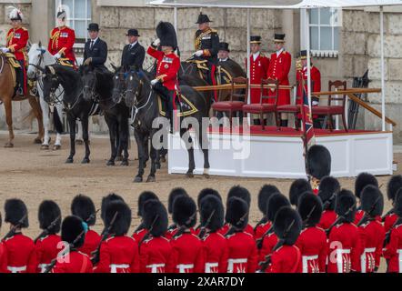 Horse Guards Parade Londres, Royaume-Uni. 8 juin 2024. La revue du colonel du Trooping of the Colour pour la parade d’anniversaire du roi a lieu. Cette répétition officielle de la parade de cérémonie d'État est la dernière revue officielle en uniforme complet des troupes et des chevaux avant de défiler pour la parade officielle d'anniversaire de SM le Roi le 15 juin. Les soldats sont inspectés par le lieutenant-général Sir James Bucknall KCB CBE (au centre, salutation) qui prend le salut, debout pour Catherine, princesse de Galles devant un public bondé. Crédit : Malcolm Park/Alamy Banque D'Images