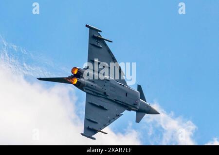 ILA Berlin 2024 - Publikumstage Der Bundeswehr-Eurofighter Typhoon, ein zweistrahliges Mehrzweckkampfflugzeug, ist im Flying Display zu sehen. Die Luftwaffe bestellt weitere Exemplare dieses Kampfjets, wie Olaf Scholz am Mittwoch zur Messeeröffnung verkündete. Schönefeld Berlin ExpoCenter Airport Brandenburg Deutschland *** ILA Berlin 2024 jours publics le Bundeswehr Eurofighter Typhoon, un avion de combat multirôle bimoteur, peut être vu dans le Flying Display L'armée de l'air allemande commande d'autres exemplaires de cet avion de chasse, comme Olaf Scholz l’a annoncé mercredi à l’ouverture du tra Banque D'Images