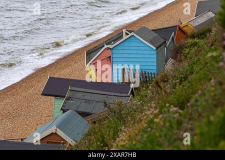 Milford on Sea, Hampshire, Royaume-Uni. 8 juin 2024. Certaines cabanes de plage à Hordle Cliffs, Milford-on-Sea ont été gravement endommagées en raison de l'érosion de la plage et des mouvements du sol suite aux tempêtes. Le conseil du district de New Forest a pris des dispositions pour que les travaux commencent à les enlever lundi si les conditions le permettent, le travail rendu plus difficile par l'accès limité à la plage et le travail de marée. Crédit : Carolyn Jenkins/Alamy Live News Banque D'Images