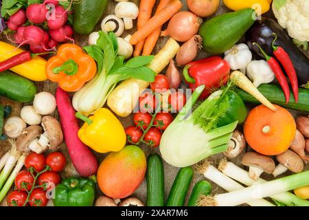 Viel verschiedenes und gesundes Gemüse Viele gesunde und bunt gemischte Gemüsearten liegen zusammen *** beaucoup de légumes différents et sains lots Banque D'Images