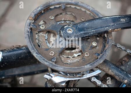 Pédales sur un vélo. Moyeu sur le cadre de bicyclette. Étoiles pour la chaîne. Saleté sur le cadre du vélo. Banque D'Images