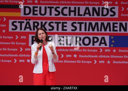 SPD Abschlusskundgebung zur Europawahl in Duisburg Spitzenkandidatin Katarina Barley BEI ihrer Rede beim Abschluss des Europawahlkampf der SPD , Duisbourg, 08.06.2024 Duisburg Nordrhein-Westfalen Deutschland *** rassemblement de clôture du SPD pour les élections européennes à Duisburg première candidate Katarina Barley lors de son discours à la fin de la campagne électorale européenne du SPDS , Duisburg, 08 06 2024 Duisburg Rhénanie du Nord-Westphalie Allemagne Banque D'Images