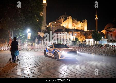 La police turque Bugatti stationné lors de manifestations pro-palestiniennes devant la Grande Mosquée Sainte-Sophie à Istanbul, Turquie, le 7 juin 2024. (Photo/Karel Pi Banque D'Images