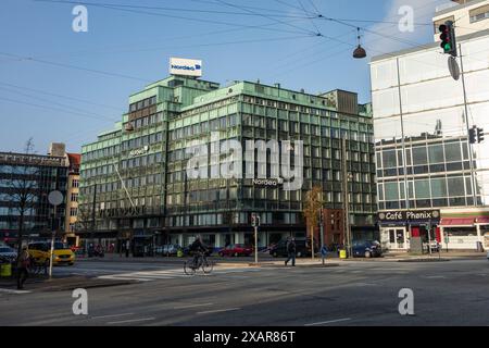 COPENHAGUE, DANEMARK - 28 OCTOBRE 2014 : construction de la banque Nordea Vesterport sur la rue Vesterbrogade à Copenhague, Danemark Banque D'Images