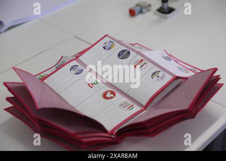 Rome, Italie. 8 juin 2024. Cette photo montre des bulletins de vote dans un bureau de vote à Rome, Italie, le 8 juin 2024. Le vote pour les élections du Parlement européen a débuté samedi en Italie. Crédit : Li Jing/Xinhua/Alamy Live News Banque D'Images