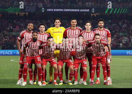 Athènes, Grèce. 29 mai 2024. Les Olympiacos débutent onze lignes pour une photo d'équipe avant le coup d'envoi, rangée arrière ( de gauche à droite ) ; Ayoub El Kaabi, Francisco Ortega, Kostas Tzolakis, David Carmo, Panagiotis Retsos et Vicente Iborra, première rangée ( de gauche à droite ) ; Rodinei, Santiago Hezze, Chiquinho, Daniel Podence et Kostas Fortounis, dans le match de l'UEFA Europa Conference League à AEK Arena, Athènes. Le crédit photo devrait se lire : Jonathan Moscrop/Sportimage crédit : Sportimage Ltd/Alamy Live News Banque D'Images