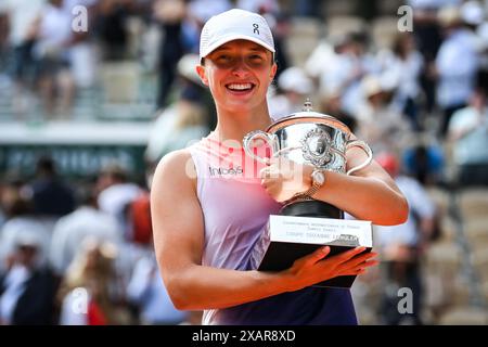 Paris, France. 8 juin 2024. IGA SWIATEK de Pologne célèbre sa victoire avec le trophée lors de la quatorzième journée de l’Open de France 2024, tournoi de tennis du Grand Chelem au stade Roland-Garros. Swiatek remporte son troisième championnat de France consécutif et son quatrième en cinq ans en battant J. Paolini 6-2, 6-1. (Crédit image : © Matthieu Mirville/ZUMA Press Wire) USAGE ÉDITORIAL SEULEMENT! Non destiné à UN USAGE commercial ! Banque D'Images