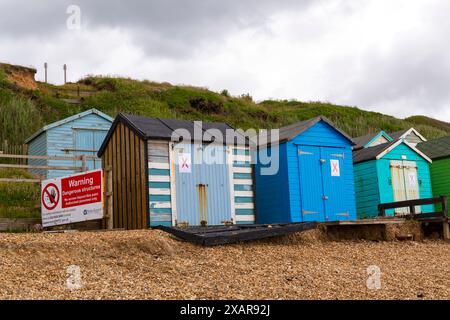 Milford on Sea, Hampshire, Royaume-Uni. 8 juin 2024. Certaines cabanes de plage à Hordle Cliffs, Milford-on-Sea ont été gravement endommagées en raison de l'érosion de la plage et des mouvements du sol suite aux tempêtes. Le conseil du district de New Forest a pris des dispositions pour que les travaux commencent à les enlever lundi si les conditions le permettent, le travail rendu plus difficile par l'accès limité à la plage et le travail de marée. Crédit : Carolyn Jenkins/Alamy Live News Banque D'Images