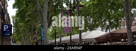 BARCELONE, ESPAGNE - 20 MAI 2024 : Panorama des panneaux le long de Las Ramblas Banque D'Images