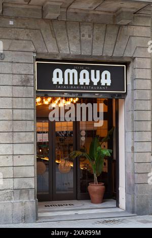 BARCELONE, ESPAGNE - 20 MAI 2024 : entrée au restaurant Amaya Tapas Bar à Las Ramblas avec panneau Banque D'Images