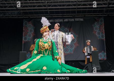 Londres, Royaume-Uni, 8 juin 2024. Un festival gastronomique et culturel ouzbek présente les arts et l'artisanat, les danseurs, les musiciens et les chanteurs, lors d'un événement de deux jours organisé à Potters Fields, pour promouvoir le tourisme dans le pays d'Asie centrale. Crédit : onzième heure photographie/Alamy Live News Banque D'Images