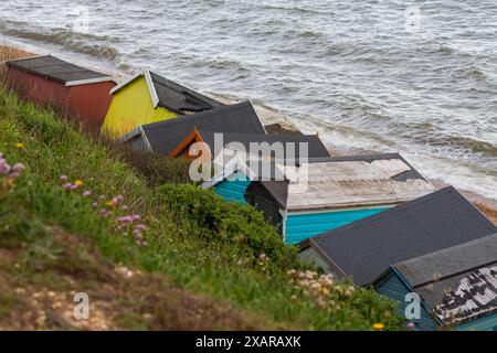 Milford on Sea, Hampshire, Royaume-Uni. 8 juin 2024. Certaines cabanes de plage à Hordle Cliffs, Milford-on-Sea ont été gravement endommagées en raison de l'érosion de la plage et des mouvements du sol suite aux tempêtes. Le conseil du district de New Forest a pris des dispositions pour que les travaux commencent à les enlever lundi si les conditions le permettent, le travail rendu plus difficile par l'accès limité à la plage et le travail de marée. Crédit : Carolyn Jenkins/Alamy Live News Banque D'Images