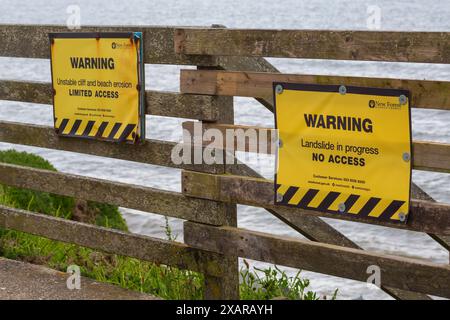Milford on Sea, Hampshire, Royaume-Uni. 8 juin 2024. Certaines cabanes de plage à Hordle Cliffs, Milford-on-Sea ont été gravement endommagées en raison de l'érosion de la plage et des mouvements du sol suite aux tempêtes. Le conseil du district de New Forest a pris des dispositions pour que les travaux commencent à les enlever lundi si les conditions le permettent, le travail rendu plus difficile par l'accès limité à la plage et le travail de marée. Crédit : Carolyn Jenkins/Alamy Live News Banque D'Images