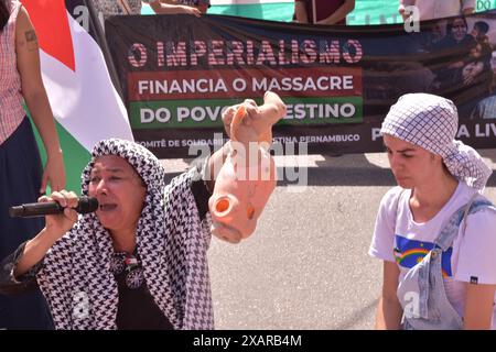 Recife, Brésil. 08 juin 2024. Ce samedi 8, dans le centre de Recife, l’Alliance palestinienne, les mouvements partenaires et les partis politiques ont organisé un événement pour soutenir la mobilisation internationale en faveur de la défense de la Palestine. L'événement a commencé sur la place Osvaldo Cruz et s'est poursuivi en marche jusqu'au consulat américain. À son arrivée, il y a eu un blocus par la police militaire de PE, lui interdisant de se trouver devant le consulat. Crédit : João Carlos Mazella/FotoArena/Alamy Live News Banque D'Images