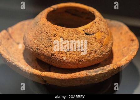 Assiette et bol en céramique, complexe dolmen Los Gabrieles, III BC, Valverde del Camino, Musée Huelva, Huelva, Andalousie, Espagne. Banque D'Images