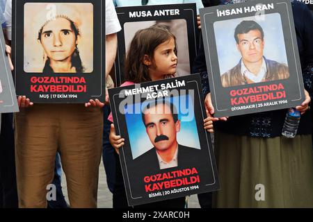 Une fille vue portant la photo d'un parent disparu pendant la manifestation. La branche de Diyarbakir de l'Association turque des droits de l'homme (IHD) et les proches des Kurdes disparus ont organisé la 800ème semaine de la "que les personnes disparues soient retrouvées et que les auteurs soient jugés", ils ont protesté devant le monument du droit à la vie dans le parc Kosuyolu à Diyarbakir. Depuis 15 ans, des familles se rassemblent dans ce parc, exigeant que les corps de leurs proches disparus pour des raisons politiques soient retrouvés et que leurs assassins soient jugés. Banque D'Images