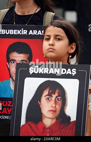 Une fille vue portant la photo d'un parent disparu pendant la manifestation. La branche de Diyarbakir de l'Association turque des droits de l'homme (IHD) et les proches des Kurdes disparus ont organisé la 800ème semaine de la "que les personnes disparues soient retrouvées et que les auteurs soient jugés", ils ont protesté devant le monument du droit à la vie dans le parc Kosuyolu à Diyarbakir. Depuis 15 ans, des familles se rassemblent dans ce parc, exigeant que les corps de leurs proches disparus pour des raisons politiques soient retrouvés et que leurs assassins soient jugés. Banque D'Images