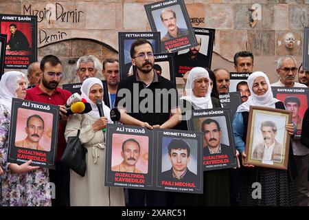 Association turque des droits de l'homme (IHD) branche de Diyarbakir Commission des disparitions porte-parole, l'avocat Berfin Elci, est vu parler pendant la manifestation. La branche de Diyarbakir de l'Association turque des droits de l'homme (IHD) et les proches des Kurdes disparus ont organisé la 800ème semaine de la "que les personnes disparues soient retrouvées et que les auteurs soient jugés", ils ont protesté devant le monument du droit à la vie dans le parc Kosuyolu à Diyarbakir. Depuis 15 ans, les familles se rassemblent dans ce parc, exigeant que les corps de leurs proches disparus pour des raisons politiques soient retrouvés et leur mu Banque D'Images