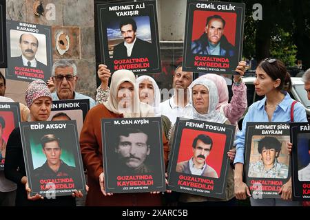 Des militants portant des photos de leurs proches disparus vus pendant la manifestation. La branche de Diyarbakir de l'Association turque des droits de l'homme (IHD) et les proches des Kurdes disparus ont organisé la 800ème semaine de la "que les personnes disparues soient retrouvées et que les auteurs soient jugés", ils ont protesté devant le monument du droit à la vie dans le parc Kosuyolu à Diyarbakir. Depuis 15 ans, des familles se rassemblent dans ce parc, exigeant que les corps de leurs proches disparus pour des raisons politiques soient retrouvés et que leurs assassins soient jugés. Banque D'Images