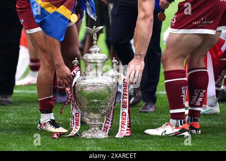 Plus près du trophée avec les joueurs des Wigan Warriors après le coup de sifflet final de la finale de la Betfred Challenge Cup au stade de Wembley, à Londres. Date de la photo : samedi 8 juin 2024. Banque D'Images