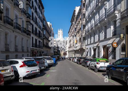 Madrid, Espagne - 12 avril 2024 - scène de rue sur clair matin de printemps sans nuages. Banque D'Images