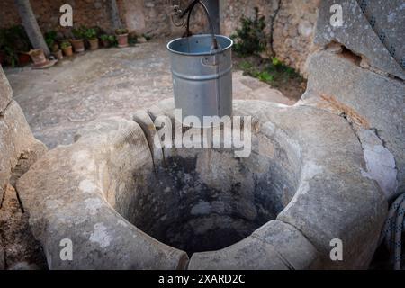 Citerne historique érodée, Sanctuaire de la consolation, Alquería Blanca, municipalité de Santanyí, Majorque, Îles Baléares, Espagne. Banque D'Images