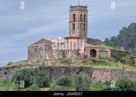 Château d'Almonaster, sur les vestiges d'une basilique wisigothique du 6ème siècle. Banque D'Images