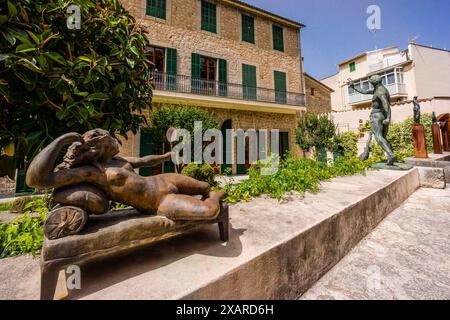 Femme couchée, José Seguiri, sculpture en bronze, bâtiment de style moderniste de Can Prunera, XXe siècle, jardin Javier Mayol Mundo, Capapuig, Soller, Sierra de Tramuntana, Mallorca, îles Baléares, Espagne, Europe. Banque D'Images