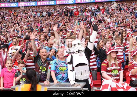 Londres, Royaume-Uni. 08 juin 2024. Les Wigan Warriors ont certainement eu la force avec eux lorsqu'ils remportent le trophée Challenge Cup lors du match final de Challenge Cup entre Warrington Wolves et Wigan Warriors au stade de Wembley, Londres, Angleterre, le 8 juin 2024. Photo de Ken Sparks. Utilisation éditoriale uniquement, licence requise pour une utilisation commerciale. Aucune utilisation dans les Paris, les jeux ou les publications d'un club/ligue/joueur. Crédit : UK Sports pics Ltd/Alamy Live News Banque D'Images