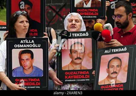 Hatice Tekdag, la femme d'Ali Tekdag, qui aurait été victime d'une disparition forcée en détention, est vue en train de parler pendant la manifestation. La branche de Diyarbakir de l'Association turque des droits de l'homme (IHD) et les proches des Kurdes disparus ont organisé la 800ème semaine de la "que les personnes disparues soient retrouvées et que les auteurs soient jugés", ils ont protesté devant le monument du droit à la vie dans le parc Kosuyolu à Diyarbakir. Depuis 15 ans, des familles se rassemblent dans ce parc, exigeant que les corps de leurs proches disparus pour des raisons politiques soient retrouvés et que leurs assassins soient jugés Banque D'Images