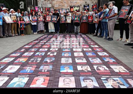 Des militants portant des photos de leurs proches disparus prennent part à la manifestation. La branche de Diyarbakir de l'Association turque des droits de l'homme (IHD) et les proches des Kurdes disparus ont organisé la 800ème semaine de la "que les personnes disparues soient retrouvées et que les auteurs soient jugés", ils ont protesté devant le monument du droit à la vie dans le parc Kosuyolu à Diyarbakir. Depuis 15 ans, des familles se rassemblent dans ce parc, exigeant que les corps de leurs proches disparus pour des raisons politiques soient retrouvés et que leurs assassins soient jugés. (Photo de Mehmet Masum Suer/SOPA images/Sipa Banque D'Images