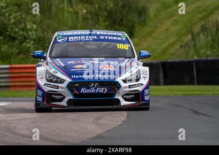 Tom Ingram 100 Excelr8 Motorsport Qualifying lors du BTCC sur le circuit de Thruxton, Andover, Royaume-Uni le 8 juin 2024. Photo de Chris Williams. Utilisation éditoriale uniquement, licence requise pour une utilisation commerciale. Aucune utilisation dans les Paris, les jeux ou les publications d'un club/ligue/joueur. Crédit : UK Sports pics Ltd/Alamy Live News Banque D'Images