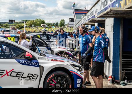 Excelr8 Motorsport Team Members lors du BTCC sur le circuit de Thruxton, Andover, Royaume-Uni, le 8 juin 2024. Photo de Chris Williams. Utilisation éditoriale uniquement, licence requise pour une utilisation commerciale. Aucune utilisation dans les Paris, les jeux ou les publications d'un club/ligue/joueur. Crédit : UK Sports pics Ltd/Alamy Live News Banque D'Images