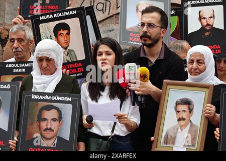 Association turque des droits de l'homme (IHD) branche de Diyarbakir Commission des disparitions porte-parole, l'avocat Berfin Elci, est vu parler pendant la manifestation. La branche de Diyarbakir de l'Association turque des droits de l'homme (IHD) et les proches des Kurdes disparus ont organisé la 800ème semaine de la "que les personnes disparues soient retrouvées et que les auteurs soient jugés", ils ont protesté devant le monument du droit à la vie dans le parc Kosuyolu à Diyarbakir. Depuis 15 ans, les familles se rassemblent dans ce parc, exigeant que les corps de leurs proches disparus pour des raisons politiques soient retrouvés et leur mu Banque D'Images