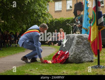 Le maire de Poperinge, Christof Dejaeger, a déposé une couronne lors de la cérémonie de dévoilement du monument de la paix, le 8 juin 2024 à Hythe, Kent, Royaume-Uni. Le dévoilement du monument a été fait par John Astor, troisième baron de Hever. Banque D'Images