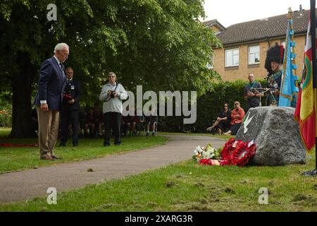 Leon de Turck déposant une couronne lors de la cérémonie de dévoilement du Monument de la paix, le 8 juin 2024 à Hythe, Kent, Royaume-Uni. Le dévoilement du monument a été fait par John Astor, troisième baron de Hever. Banque D'Images