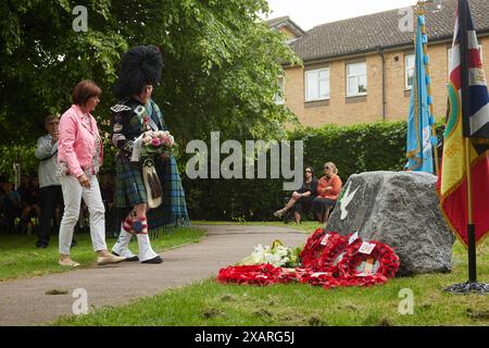 Deiderik de Jaeger (photo de droite) et Josiane Van Hoyweghen (photo de gauche) déposent une couronne lors de la cérémonie de dévoilement du Monument de la paix, le 8 juin 2024 à Hythe, Kent, Royaume-Uni. Deiderik de Jaeger a joué les tuyaux pour l'événement. Le dévoilement du monument a été fait par John Astor, troisième baron de Hever. Banque D'Images